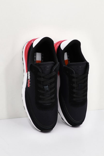 TOMMY JEANS  WMN TECH RUN en color NEGRO  (4)