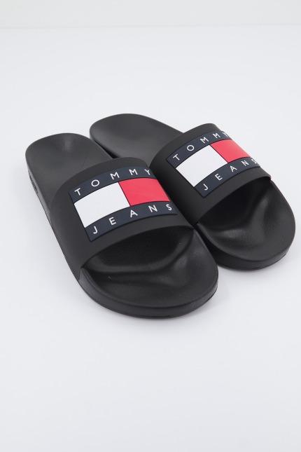 TOMMY JEANS POOL SLIDE ESS en color NEGRO  (2)