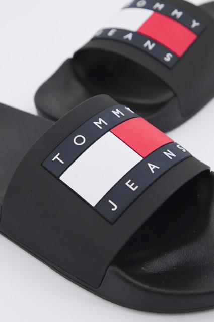 TOMMY JEANS POOL SLIDE ESS en color NEGRO  (4)
