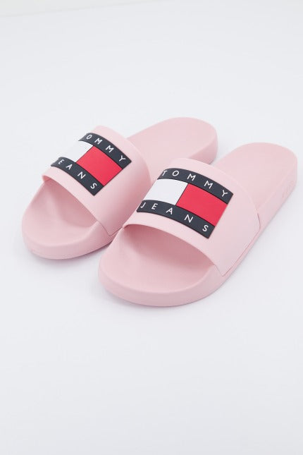 TOMMY JEANS FLAG POOL SLD ESS en color ROSA  (1)