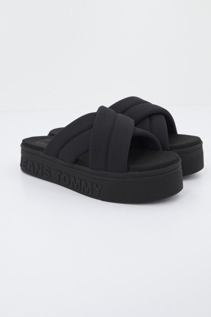 TOMMY JEANS  FLTFRM SANDAL en color NEGRO  (1)
