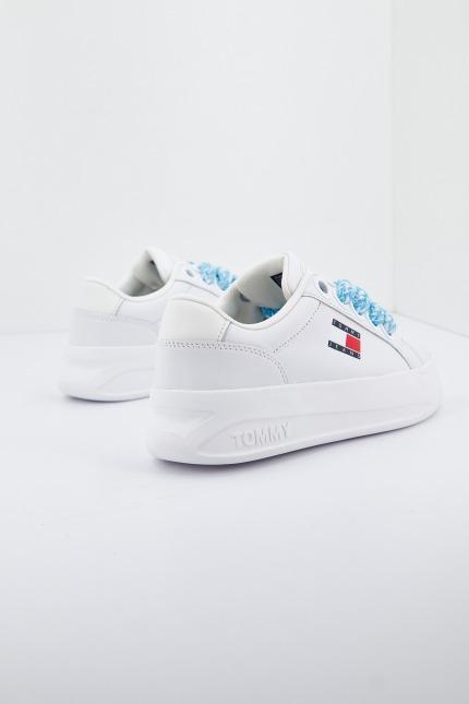 TOMMY JEANS  CITY FLATFORM en color BLANCO  (3)