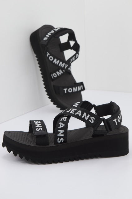 TOMMY JEANS FLTFRM EVA SNDL en color NEGRO  (1)