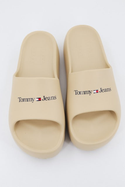 TOMMY JEANS ENEN CHUNKY FLATFORM POOL en color BEIS  (1)