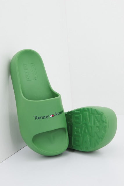 TOMMY JEANS CHUNKY FLATFORM POOL en color VERDE  (2)