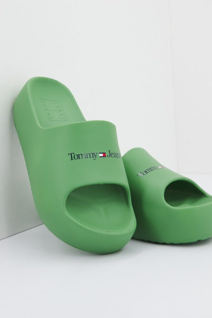 TOMMY JEANS CHUNKY FLATFORM POOL en color VERDE  (3)