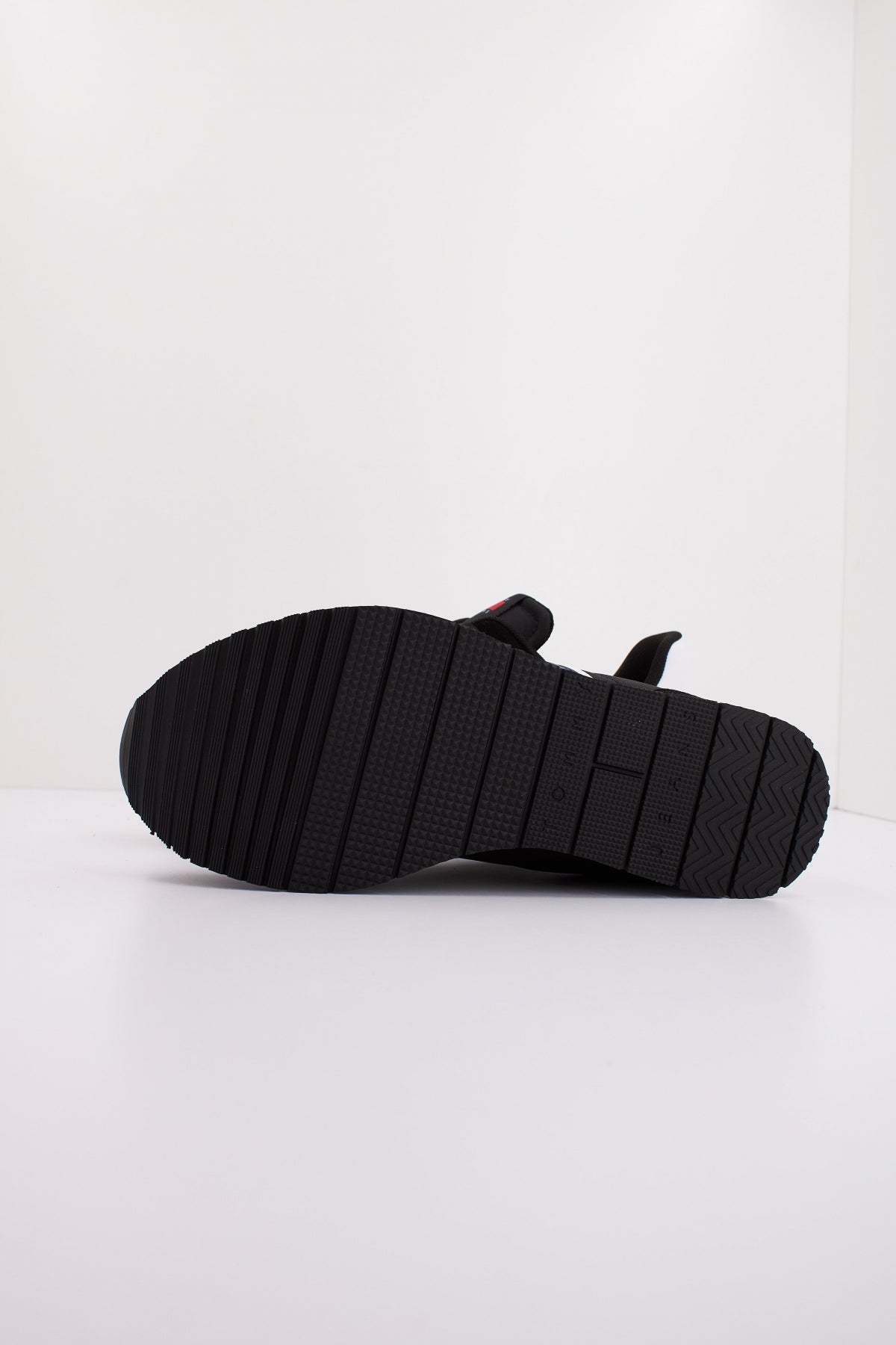 TOMMY JEANS TJM RUNNER CASUAL en color NEGRO  (5)