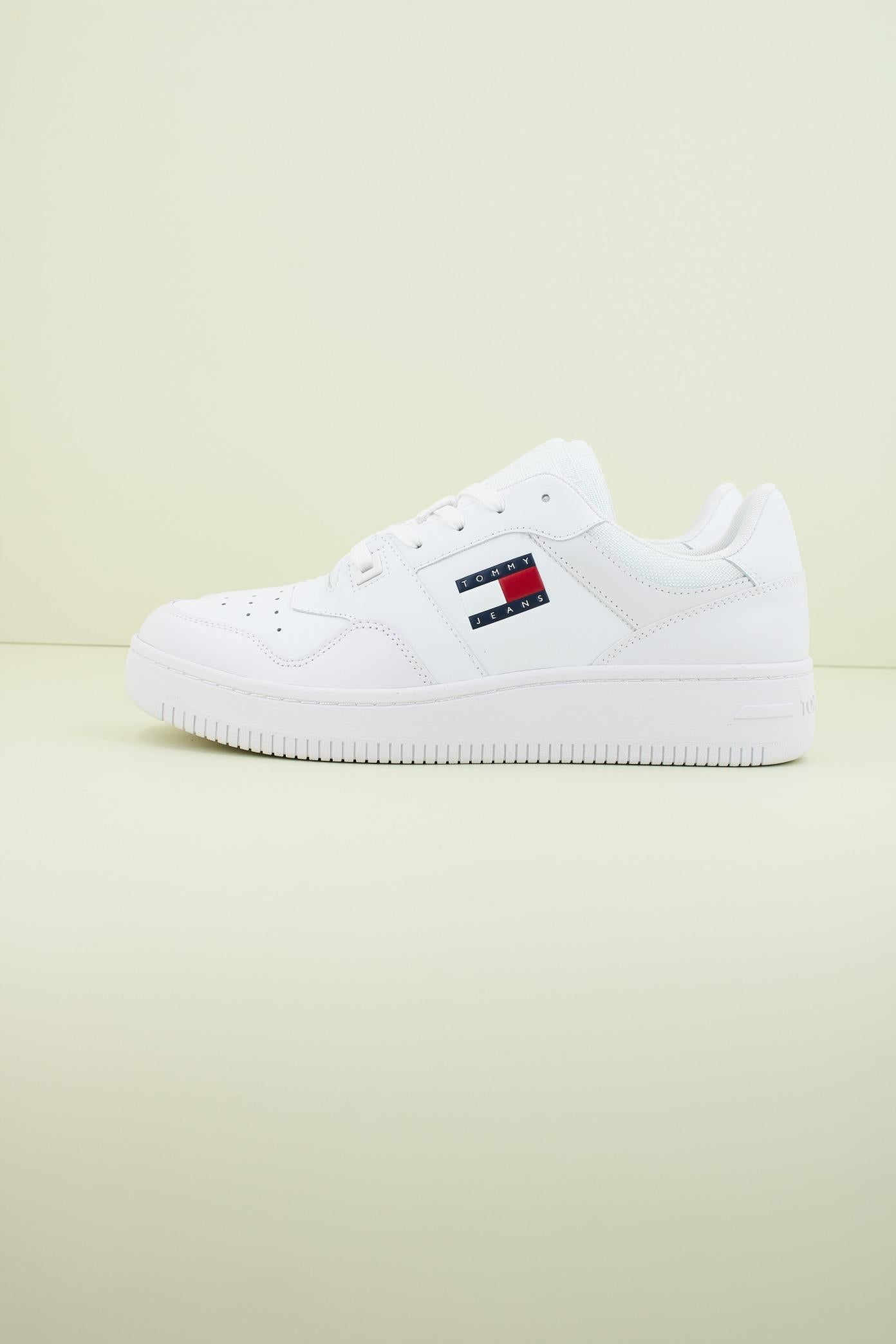 TOMMY JEANS TJM RETRO BASKET en color BLANCO  (1)