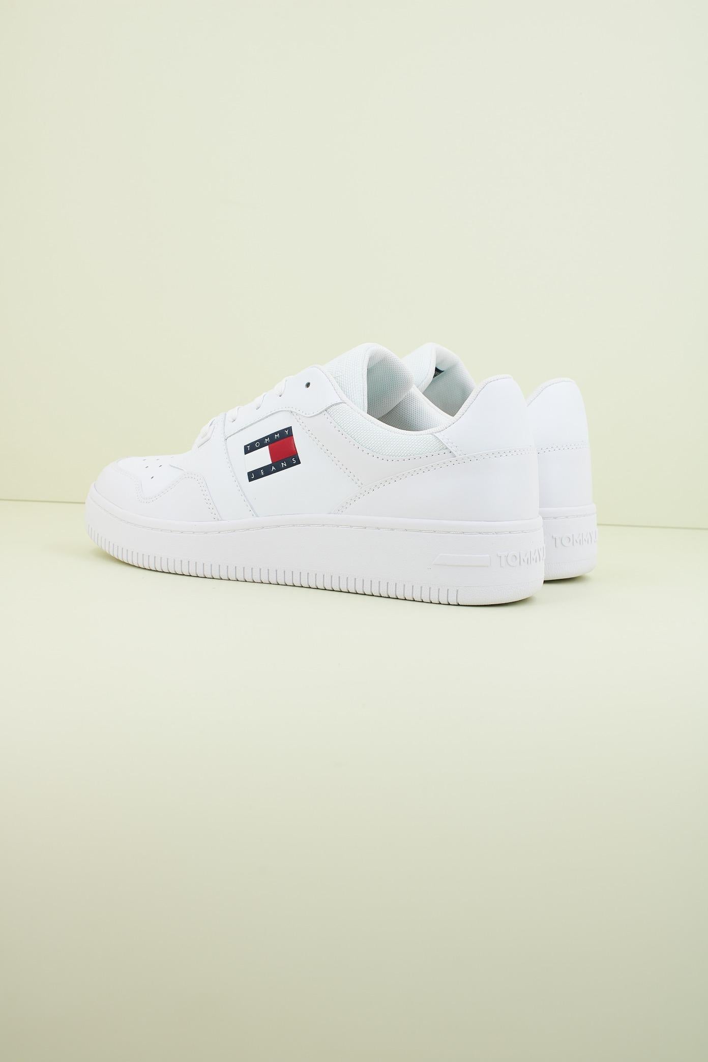 TOMMY JEANS TJM RETRO BASKET en color BLANCO  (3)