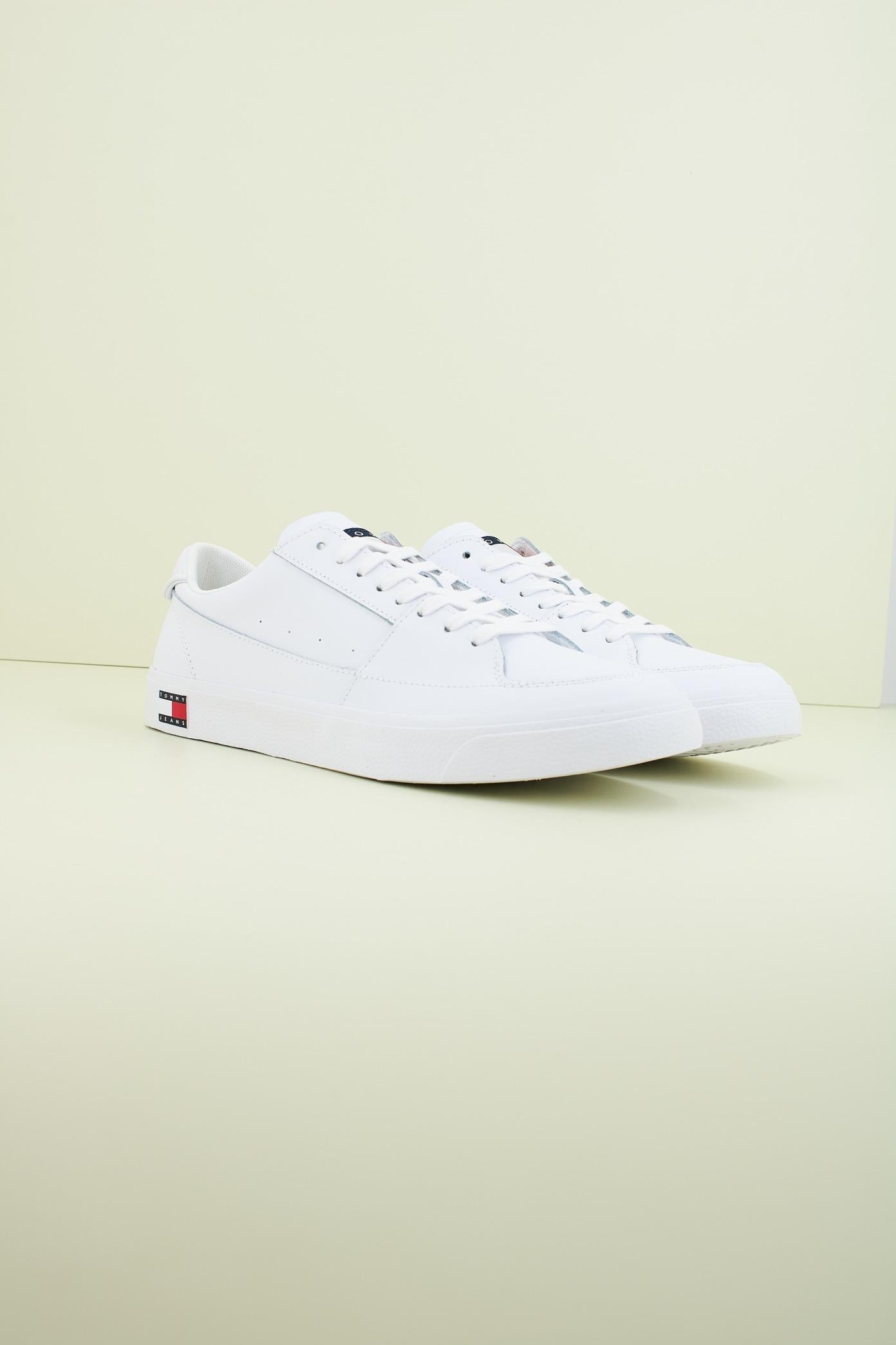 TOMMY JEANS TJM VULCANIZED ESS en color BLANCO  (2)