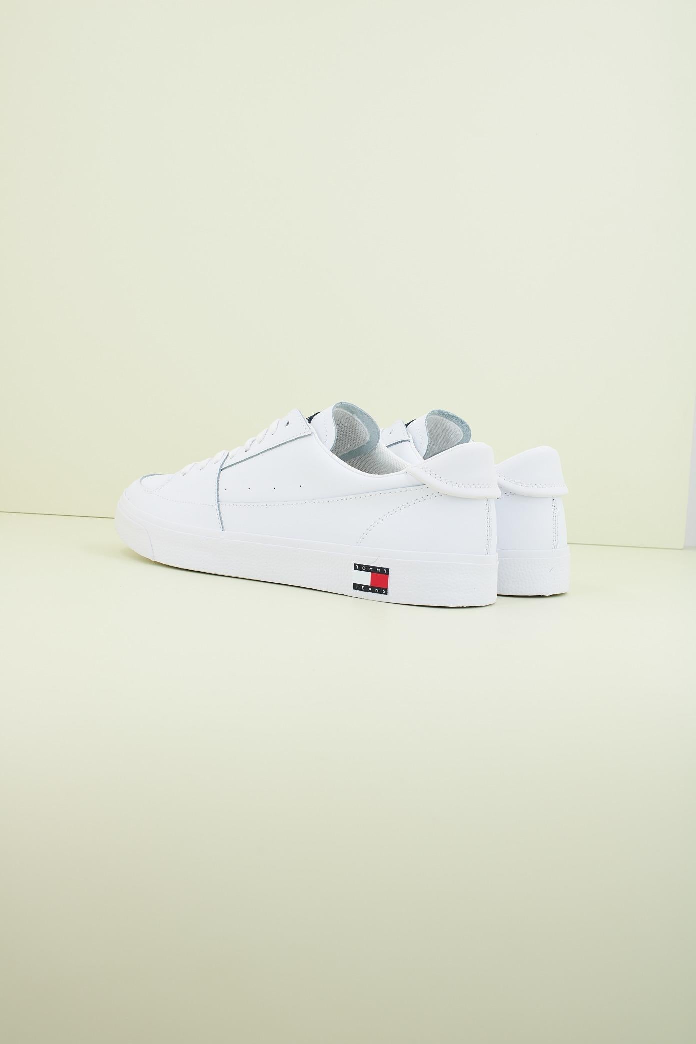 TOMMY JEANS TJM VULCANIZED ESS en color BLANCO  (3)