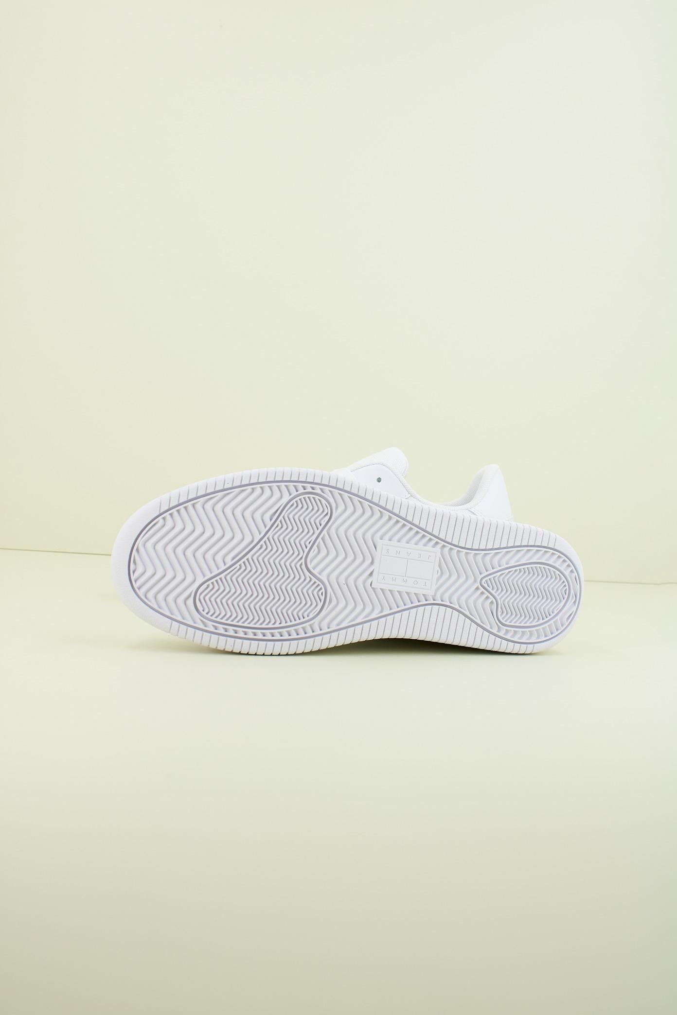 TOMMY JEANS TJW RETRO BASKET ESS en color BLANCO  (4)