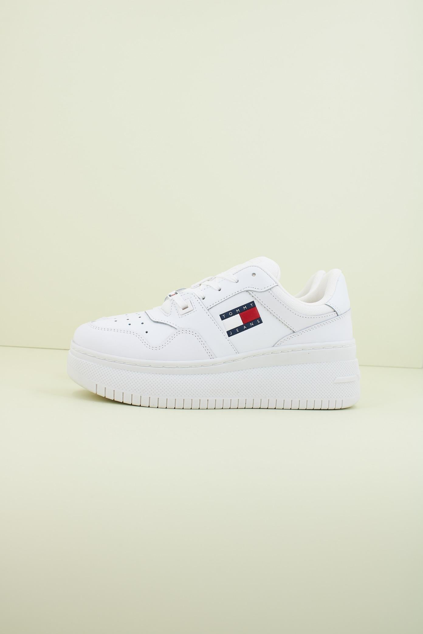 TOMMY JEANS TJW RETRO BASKET FLATFORM ESS en color BLANCO  (1)