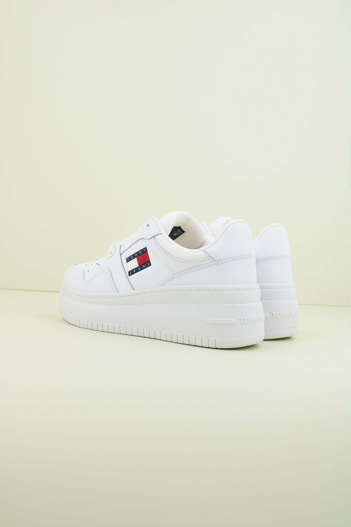 TOMMY JEANS TJW RETRO BASKET FLATFORM ESS en color BLANCO  (3)
