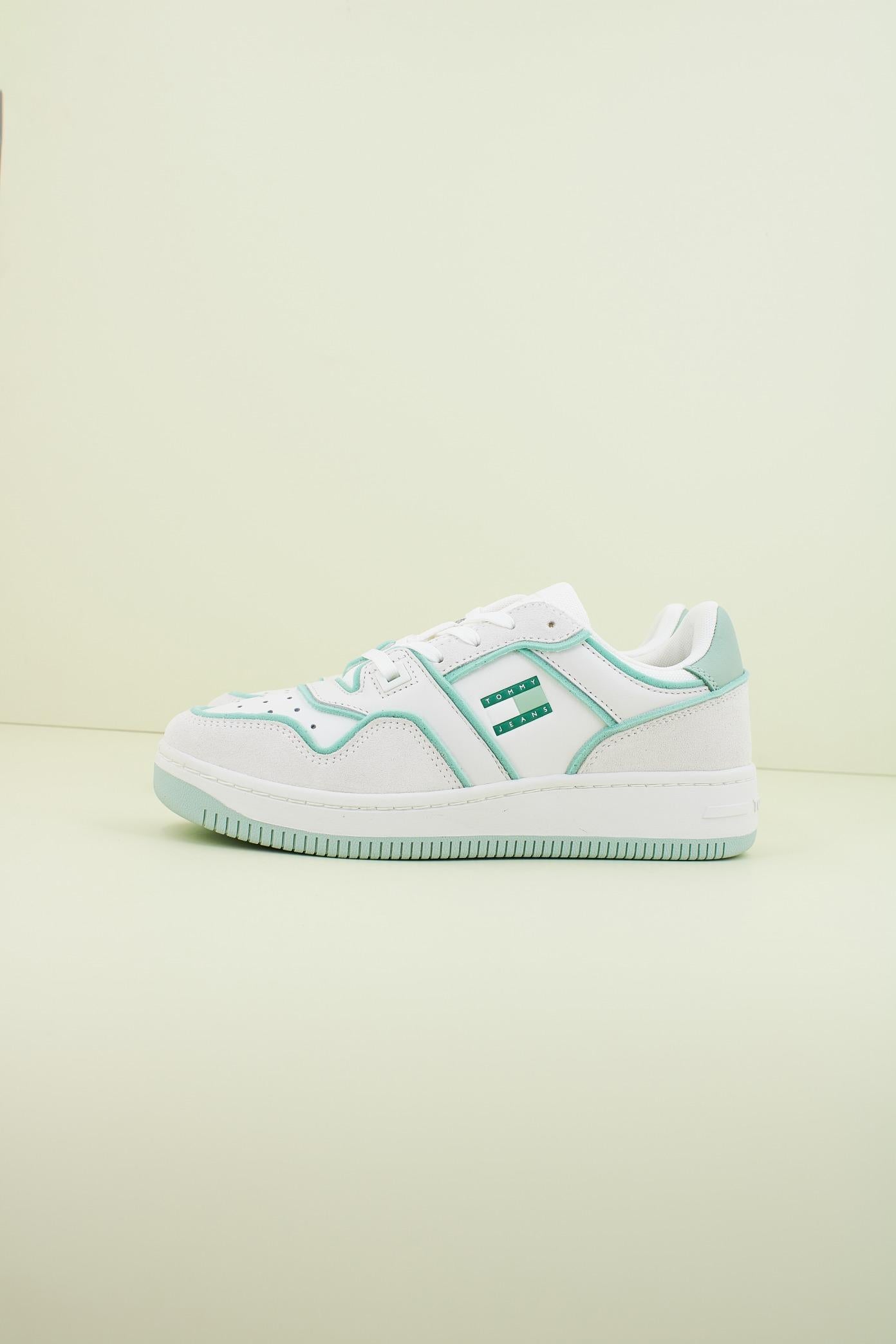 TOMMY JEANS TJW RETRO BASKET FOAM EDGE en color BLANCO  (1)