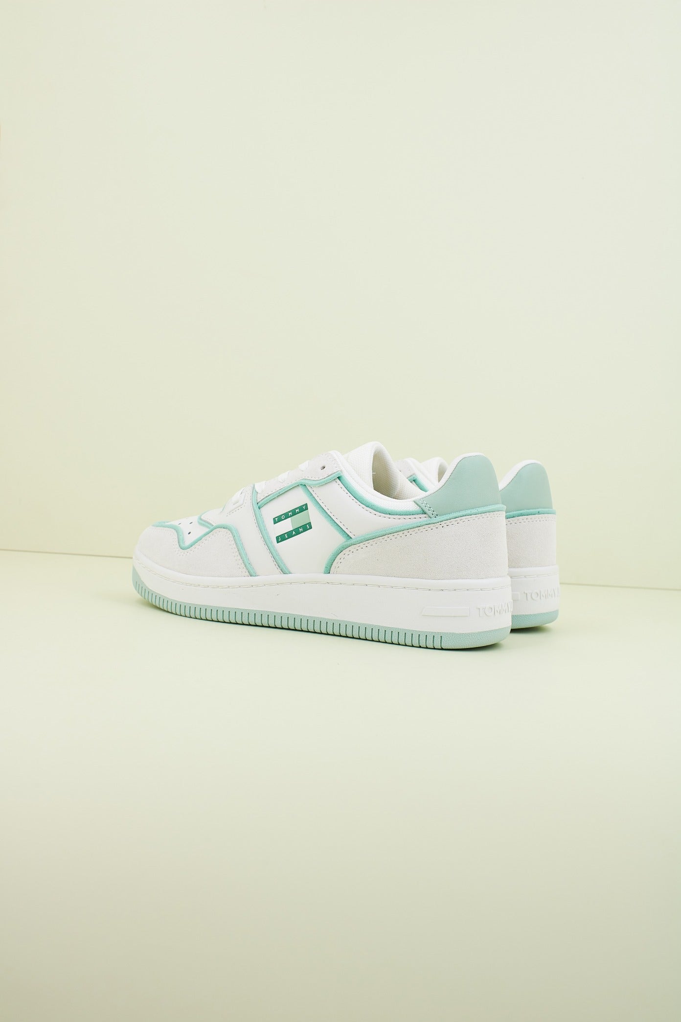 TOMMY JEANS TJW RETRO BASKET FOAM EDGE en color BLANCO  (3)