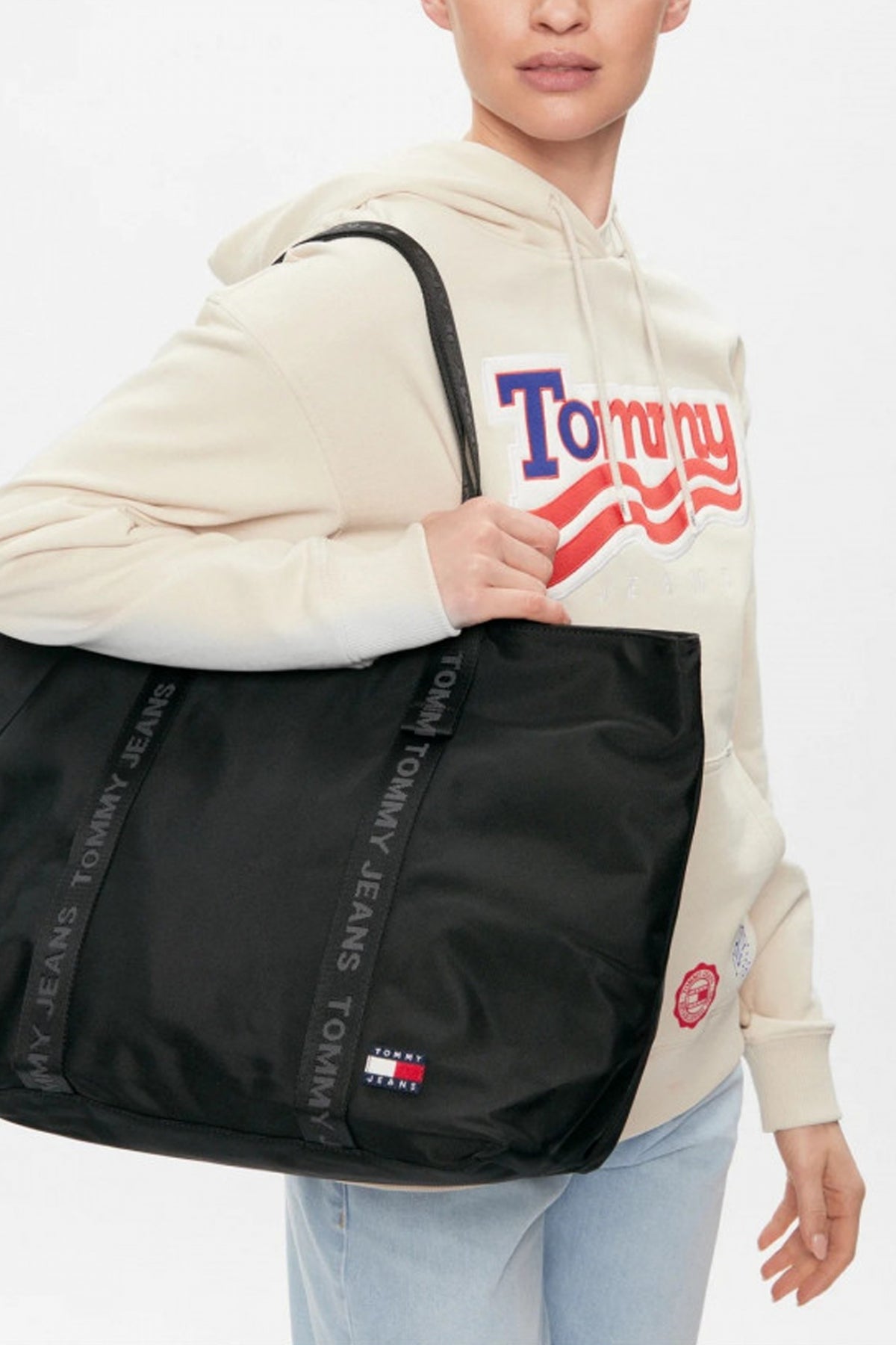 TOMMY JEANS TJW ESS DAILY TOTE en color NEGRO  (4)