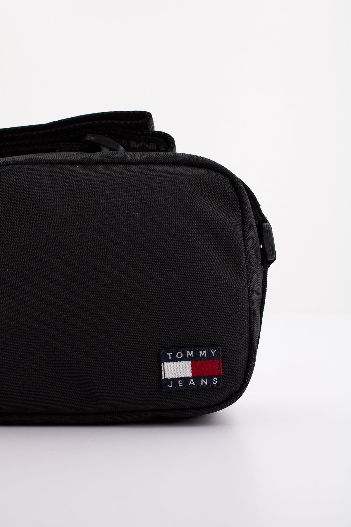 TOMMY JEANS TJW ESS DAILY CROSSOVER en color NEGRO  (4)