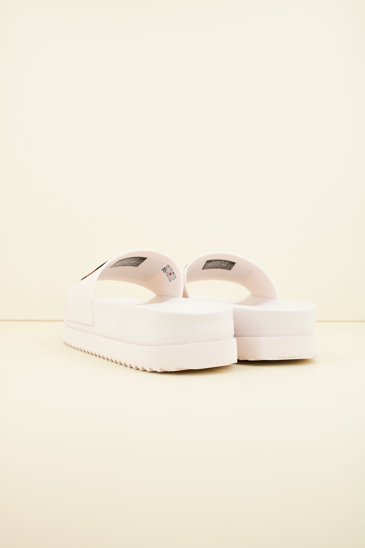 TOMMY JEANS ELEVATED FLATFORM SLIDE en color BLANCO  (3)