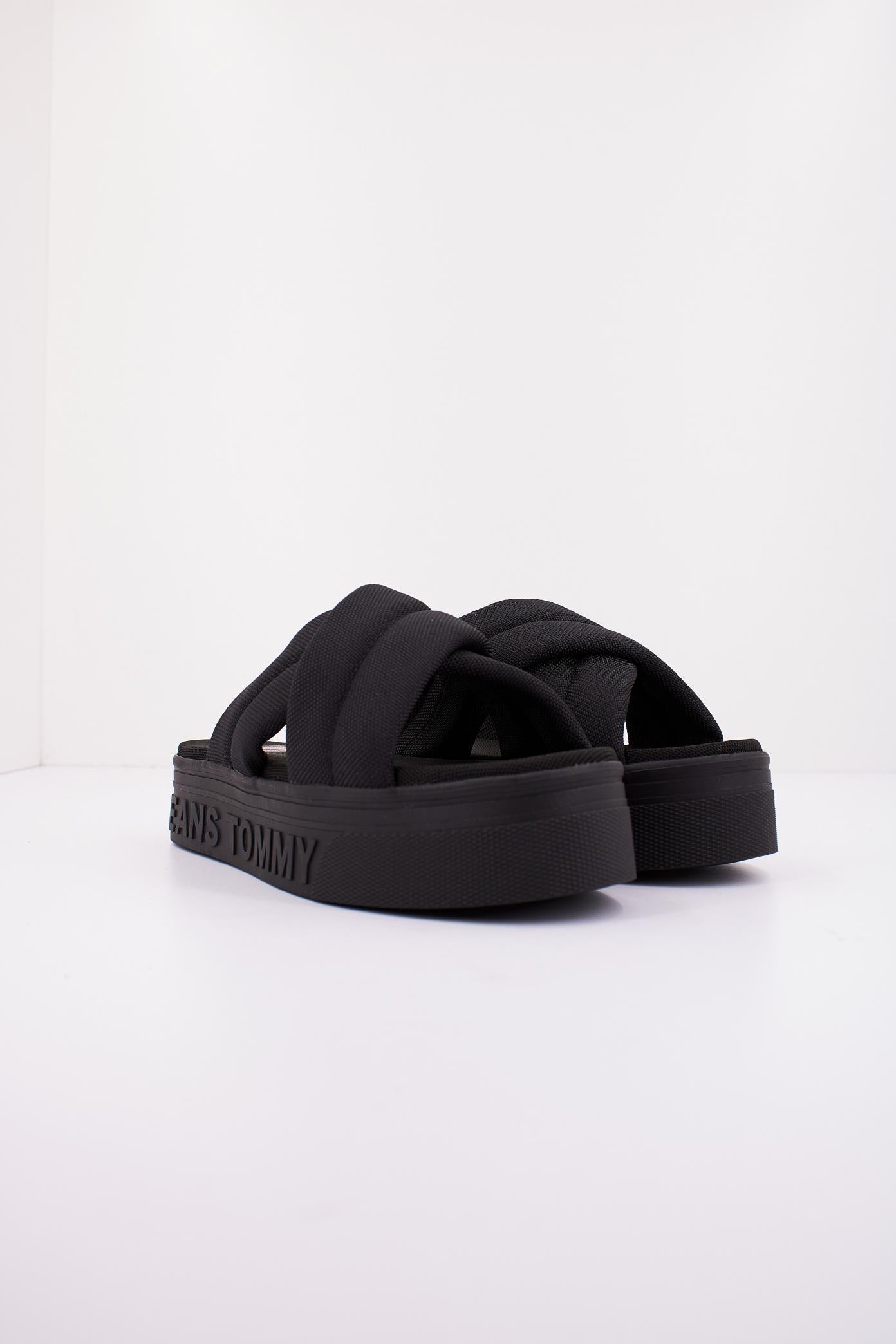 TOMMY JEANS TJW LETTERING FLATFORM en color NEGRO  (2)