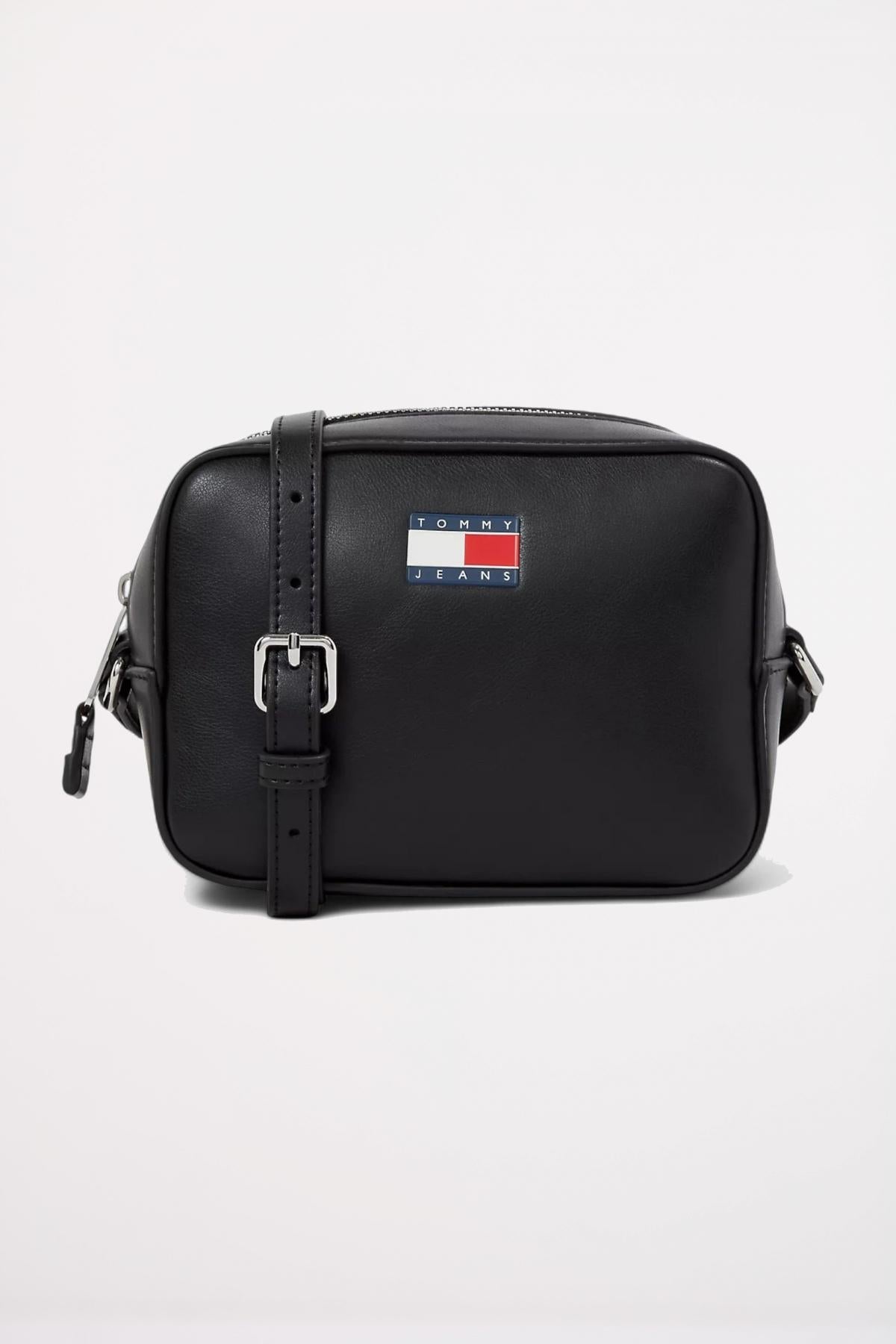 TOMMY JEANS ESS MUST CAMERA BAG en color NEGRO  (1)