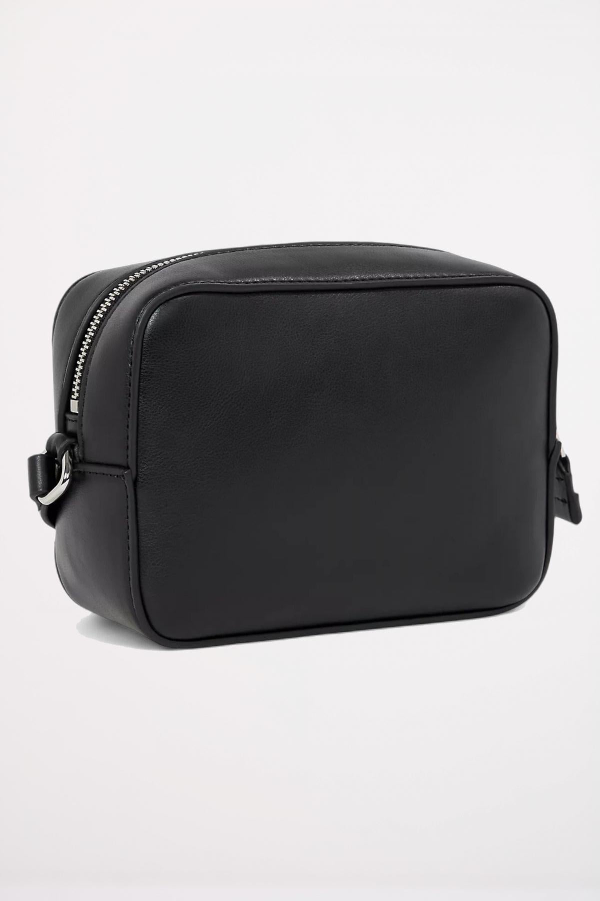 TOMMY JEANS ESS MUST CAMERA BAG en color NEGRO  (2)
