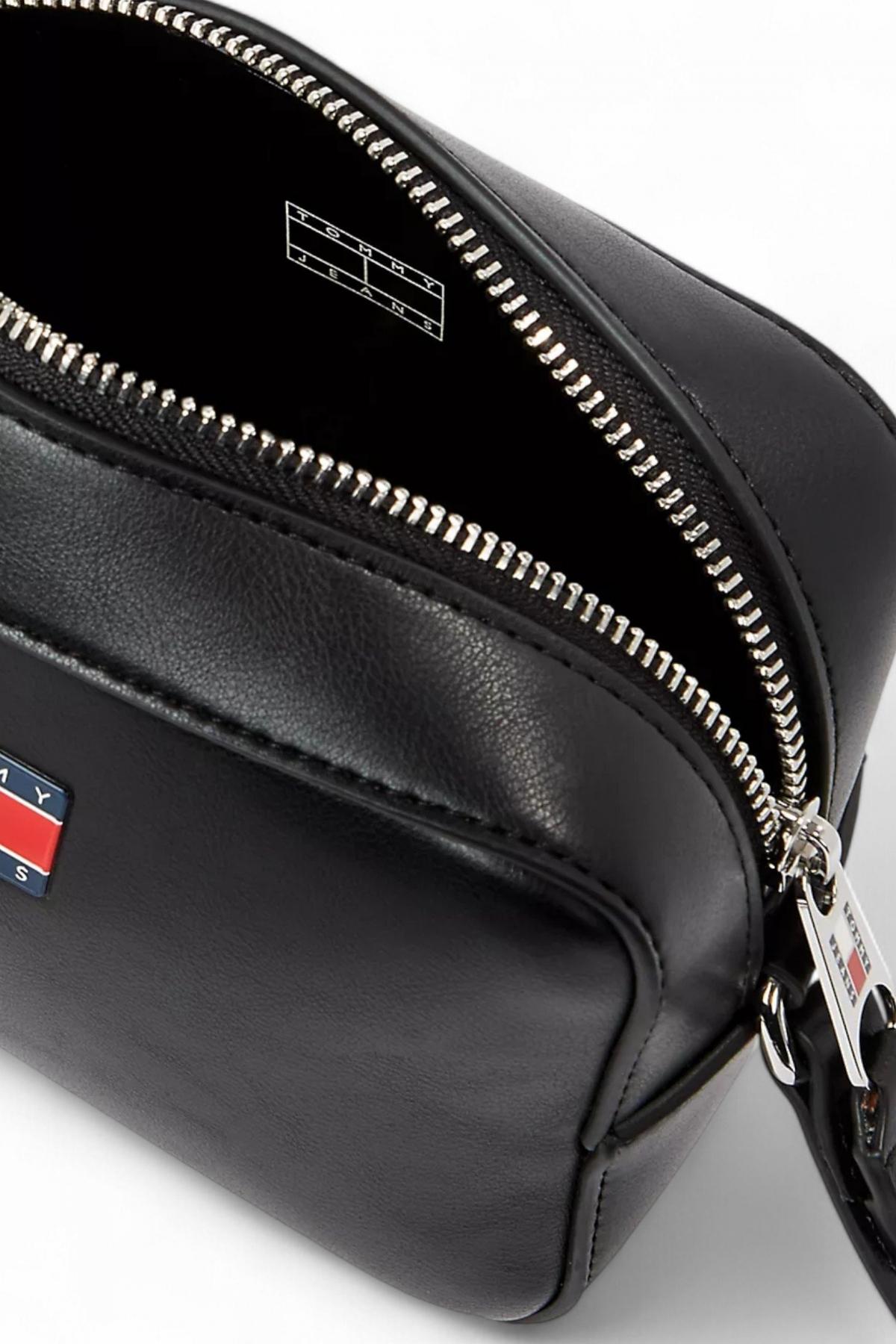 TOMMY JEANS ESS MUST CAMERA BAG en color NEGRO  (3)