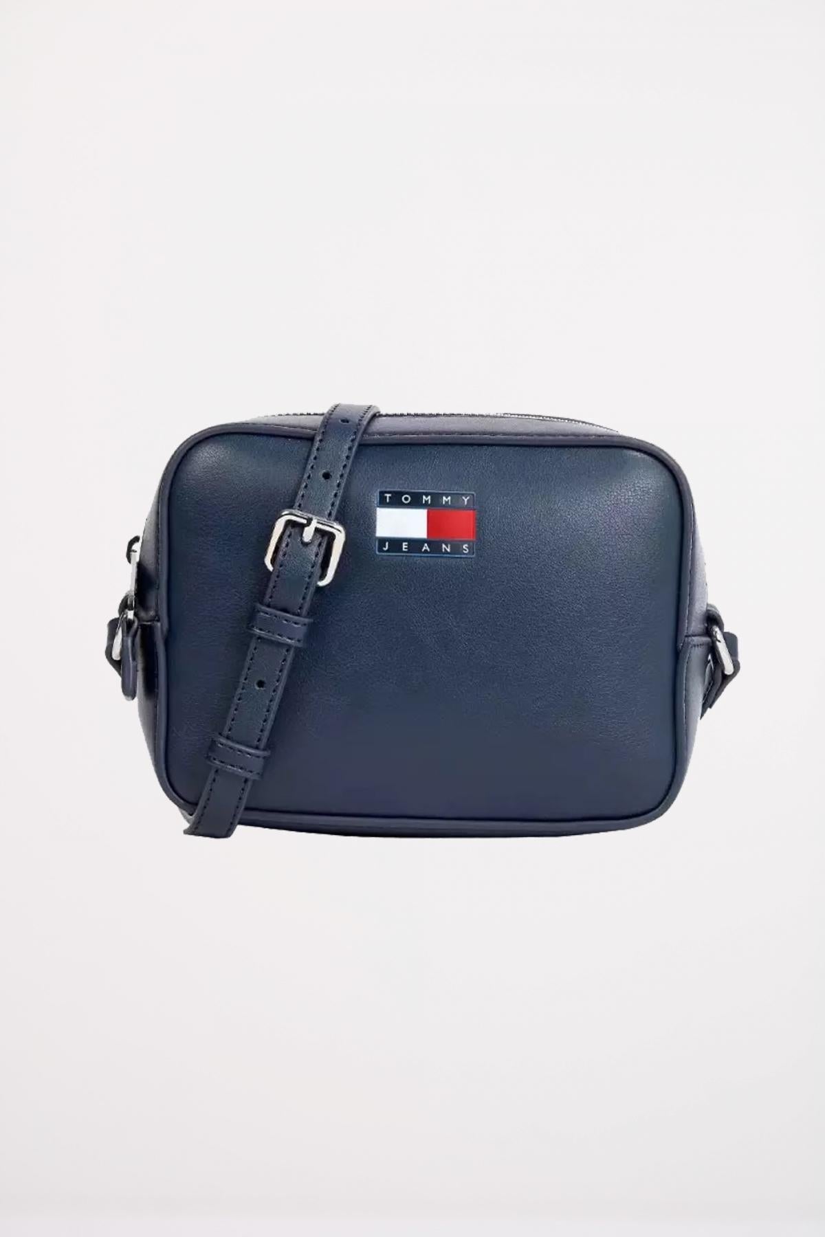 TOMMY JEANS ESS MUST CAMERA BAG en color AZUL  (1)