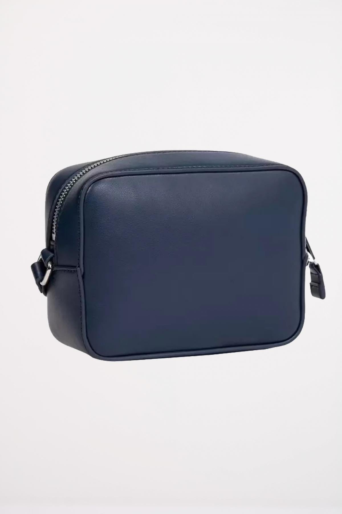TOMMY JEANS ESS MUST CAMERA BAG en color AZUL  (2)