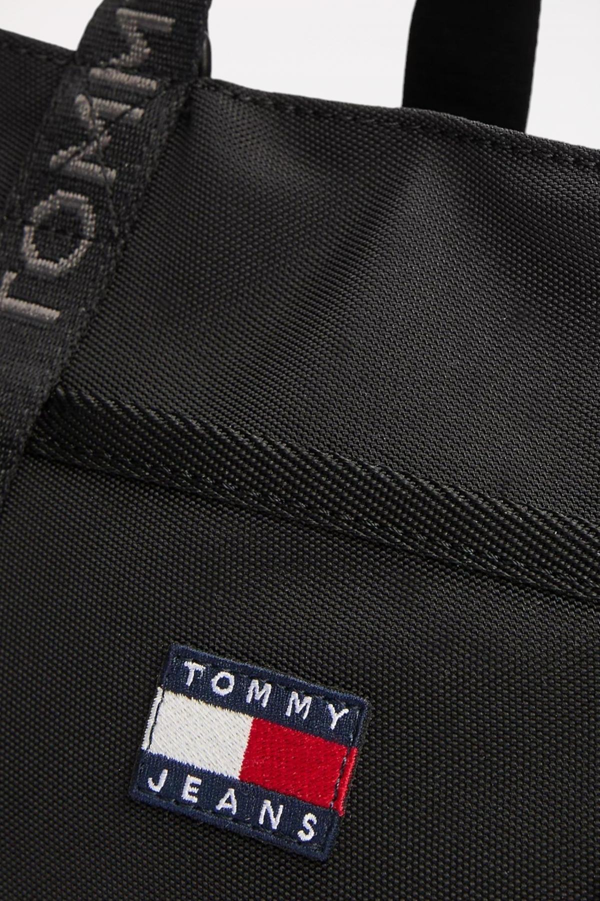 TOMMY JEANS TJW DAILY ELEVATED MINI en color NEGRO  (3)