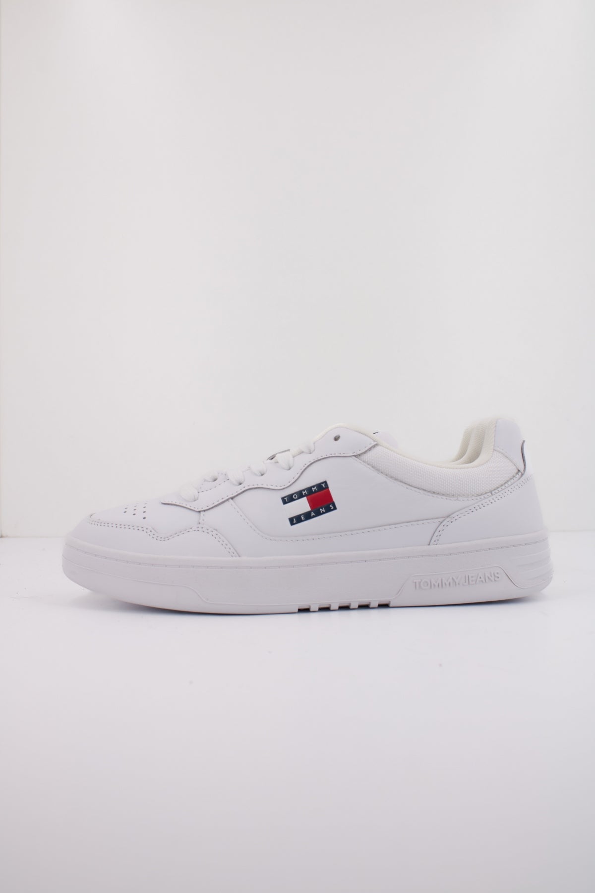 TOMMY JEANS TJM CUPSOLE LEATHER ESS en color BLANCO  (1)