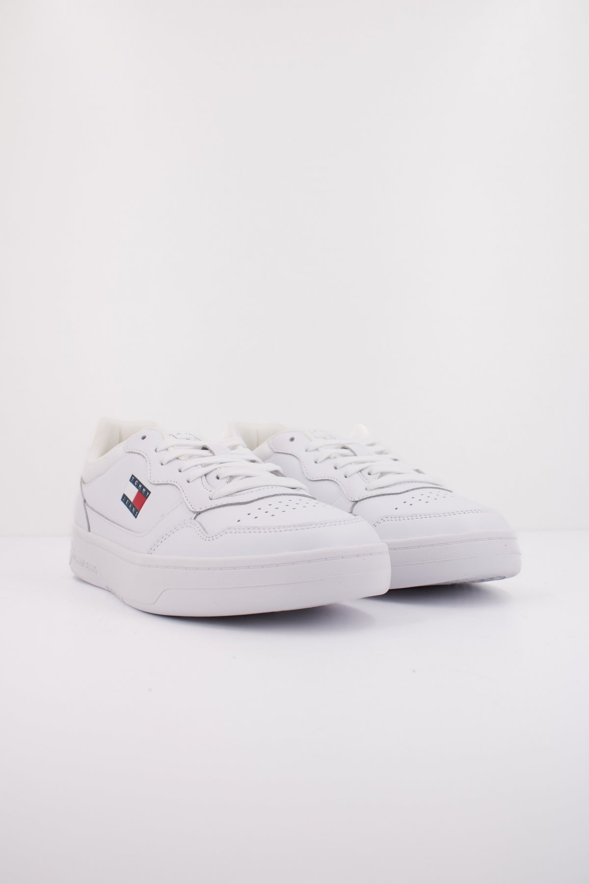 TOMMY JEANS TJM CUPSOLE LEATHER ESS en color BLANCO  (2)