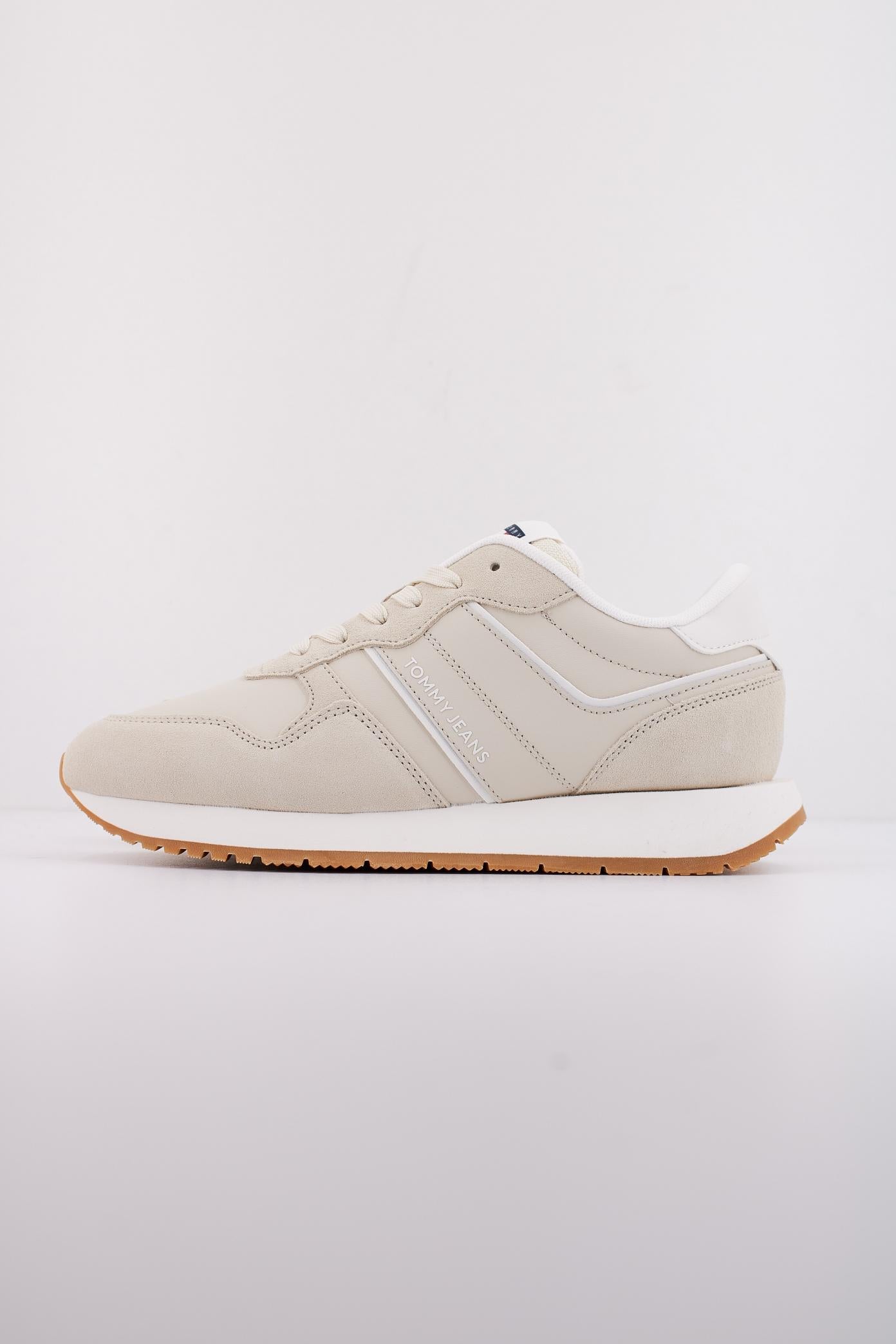 TOMMY JEANS TJW EVA RETRO RUNNER en color BEIS  (1)