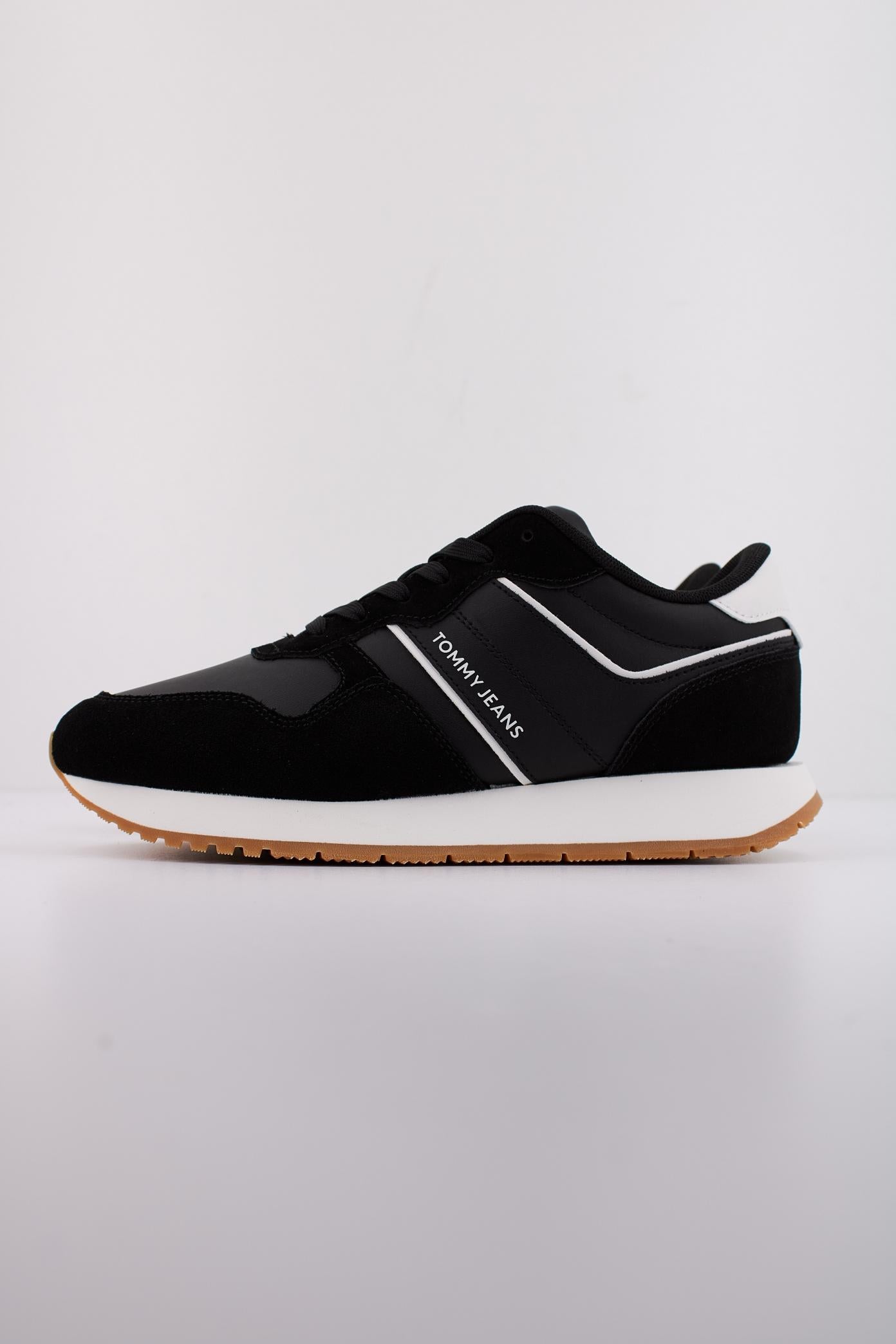 TOMMY JEANS TJW EVA RETRO RUNNER en color NEGRO  (1)
