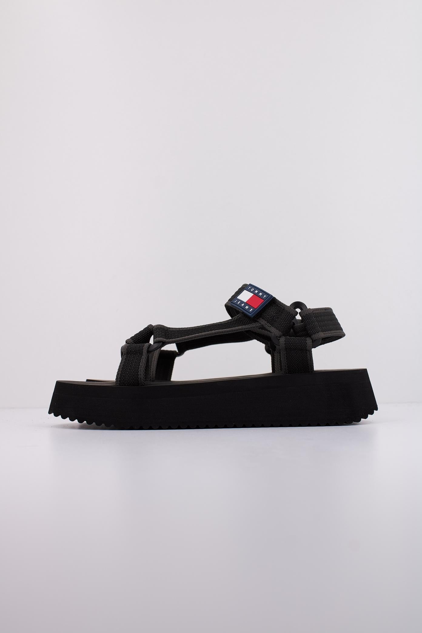 TOMMY JEANS ENEN  en color NEGRO  (1)
