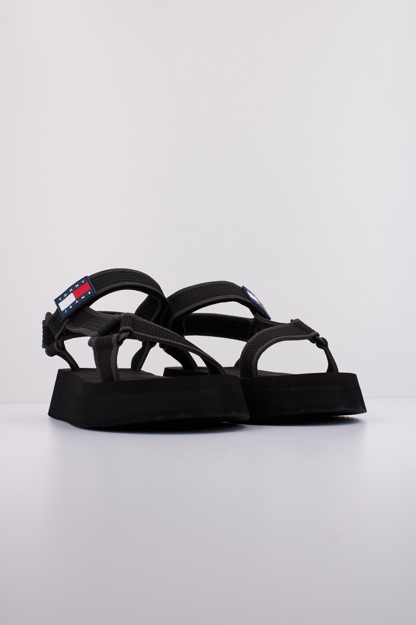 TOMMY JEANS ENEN  en color NEGRO  (2)