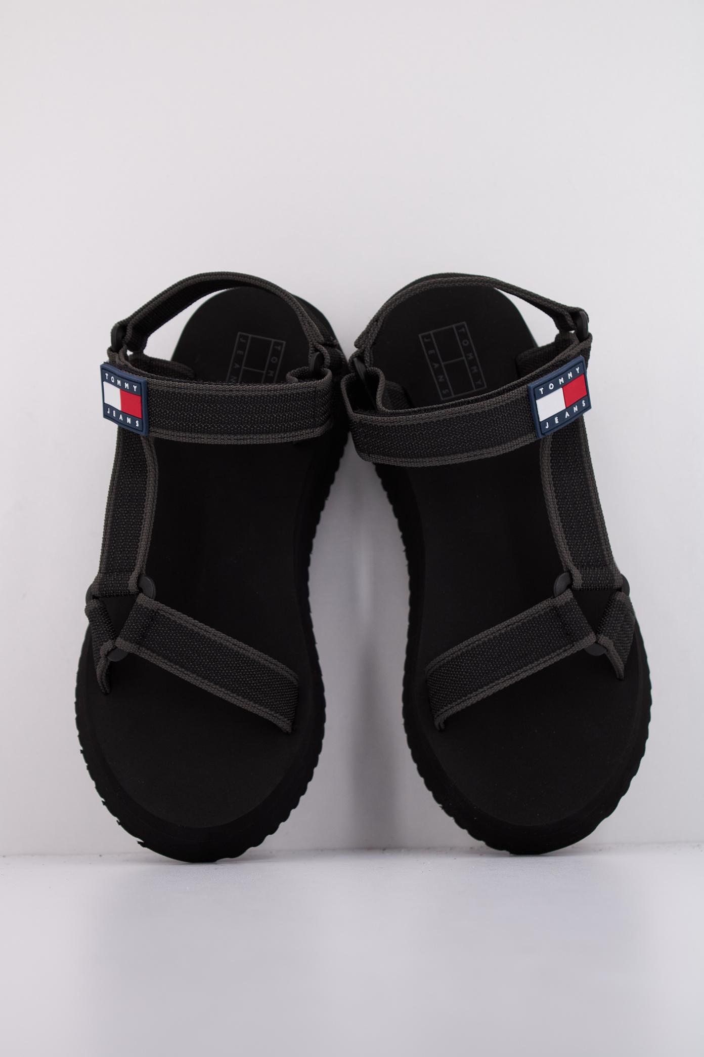 TOMMY JEANS ENEN  en color NEGRO  (3)