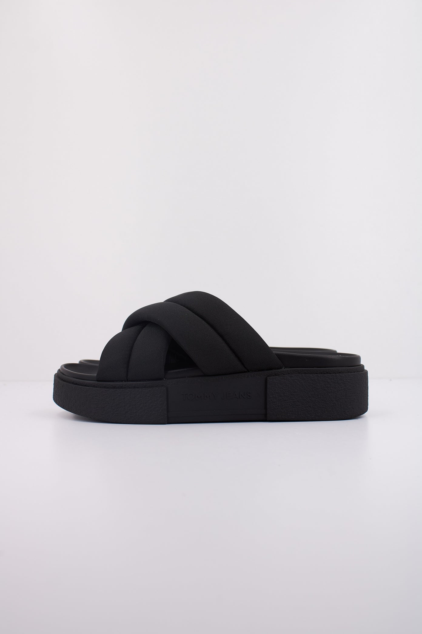 TOMMY JEANS  FLATFORM SANDAL en color NEGRO  (1)