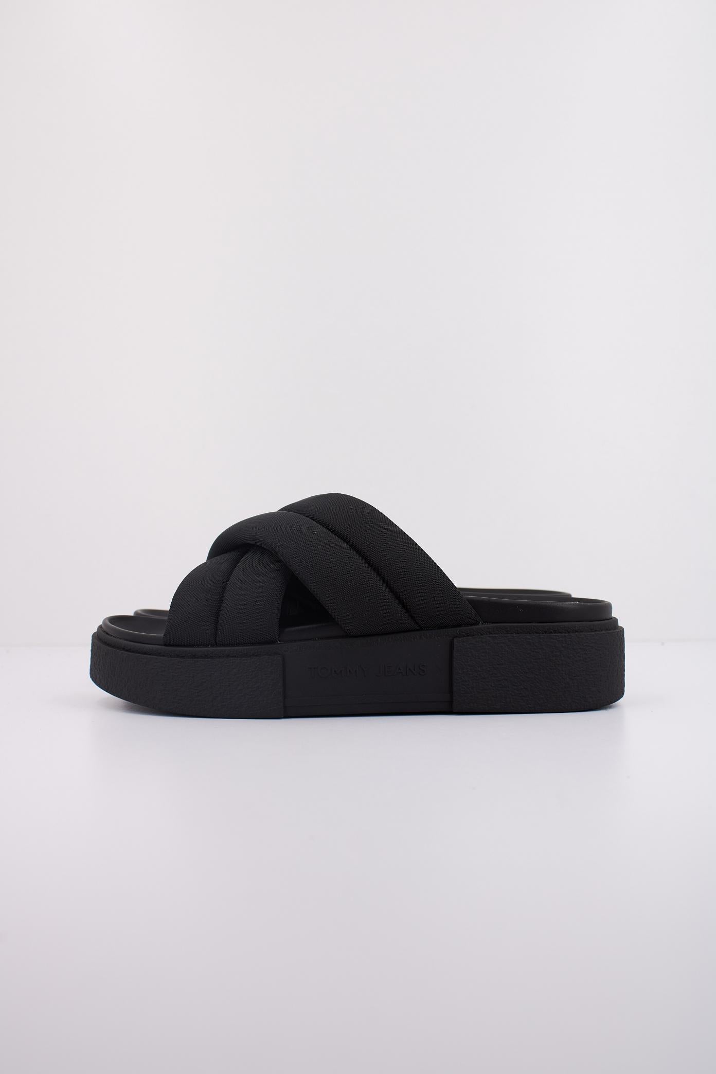 TOMMY JEANS  FLATFORM SANDAL en color NEGRO  (1)