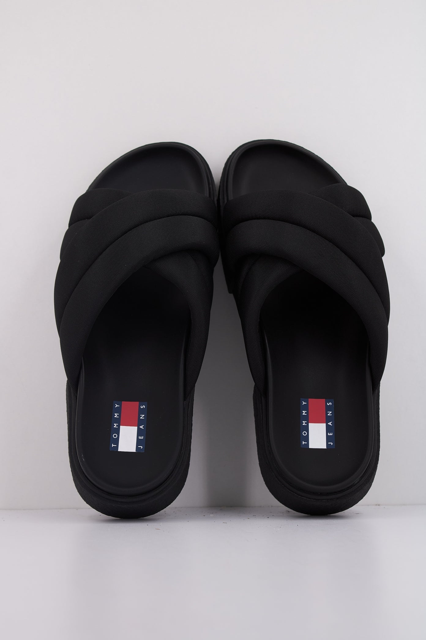 TOMMY JEANS  FLATFORM SANDAL en color NEGRO  (3)