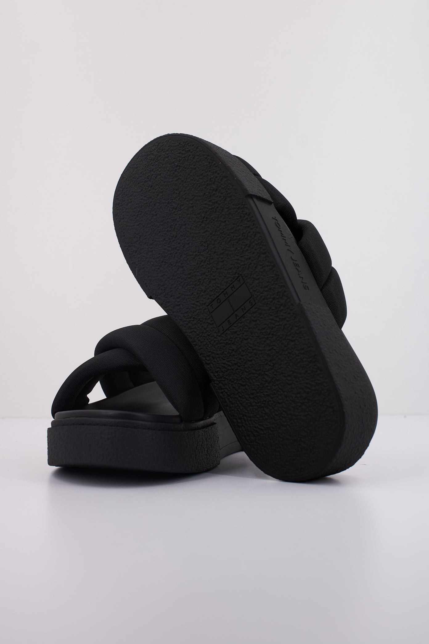 TOMMY JEANS  FLATFORM SANDAL en color NEGRO  (5)