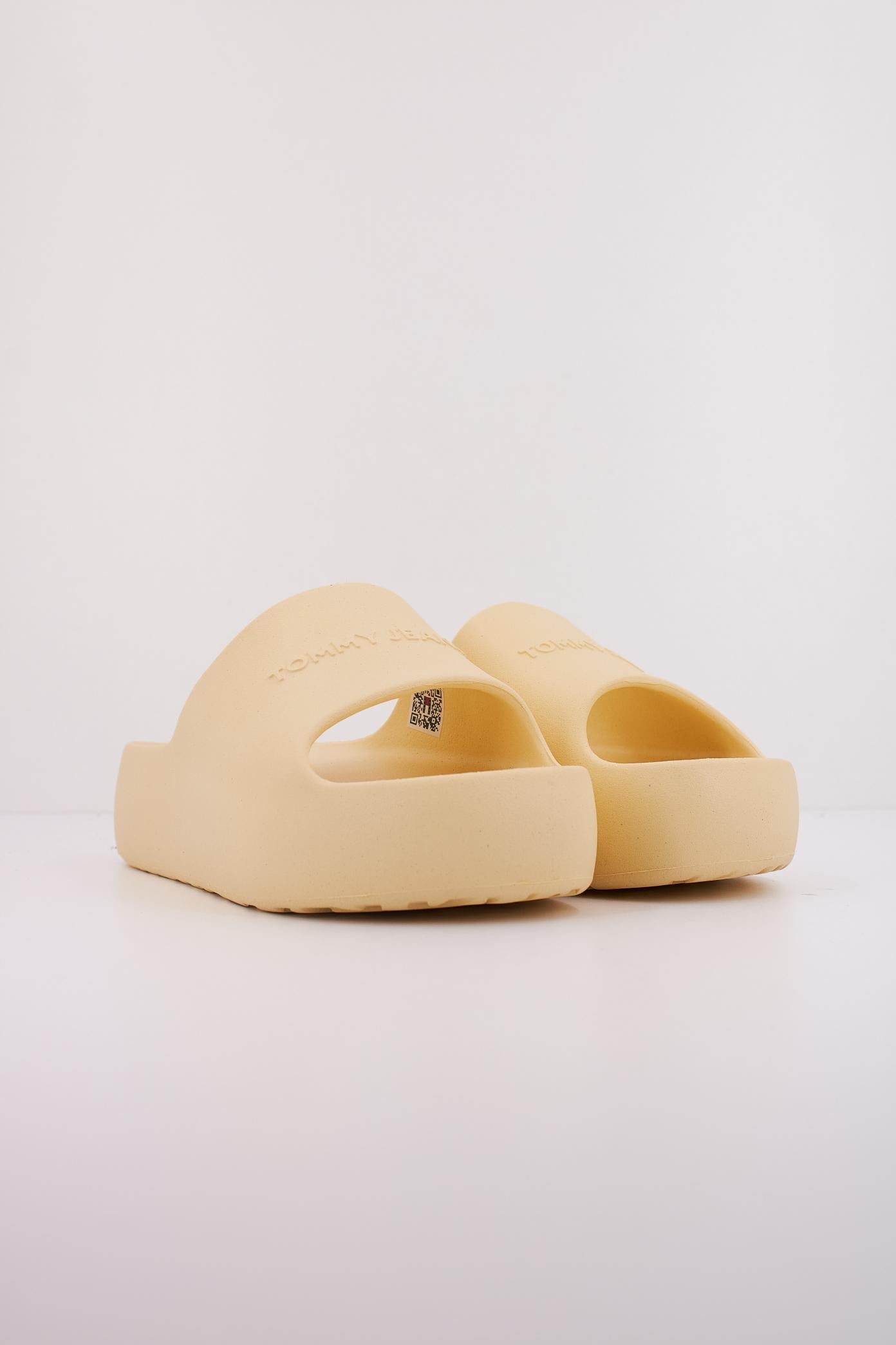 TOMMY JEANS CHUNKY POOL SLIDE ESS en color AMARILLO  (2)