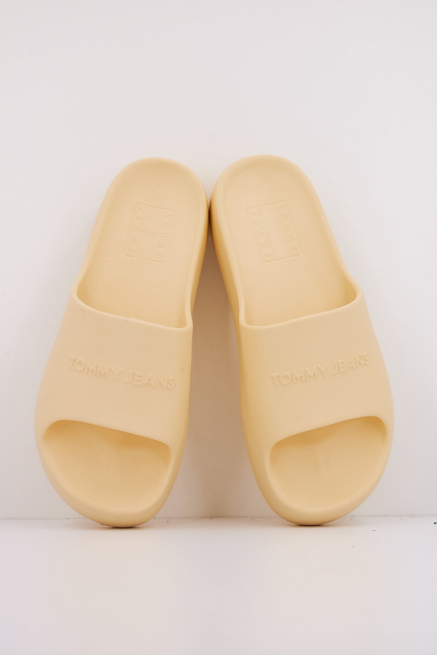 TOMMY JEANS CHUNKY POOL SLIDE ESS en color AMARILLO  (3)