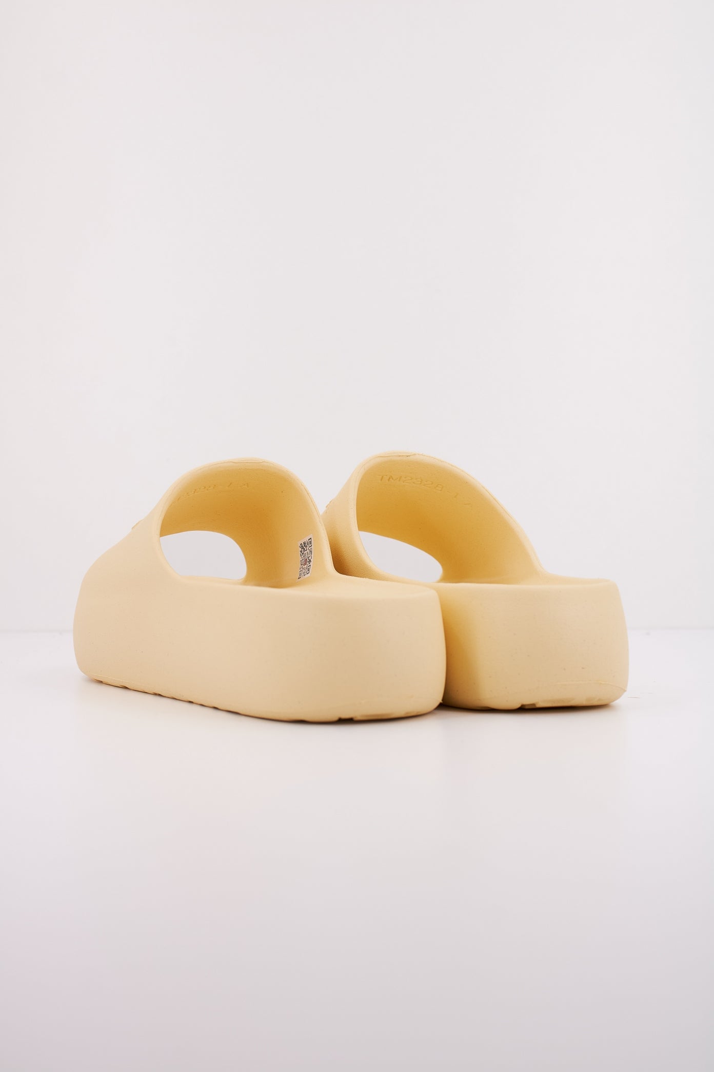 TOMMY JEANS CHUNKY POOL SLIDE ESS en color AMARILLO  (4)