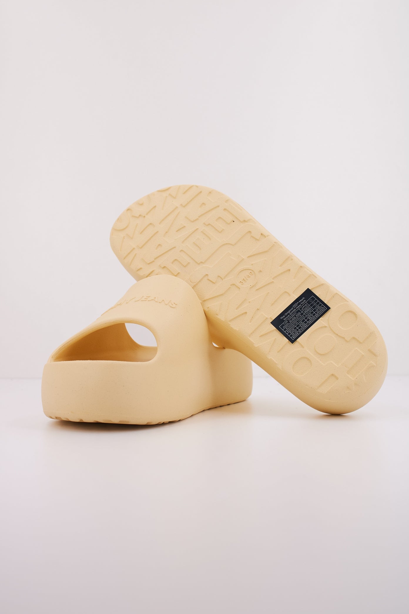 TOMMY JEANS CHUNKY POOL SLIDE ESS en color AMARILLO  (5)