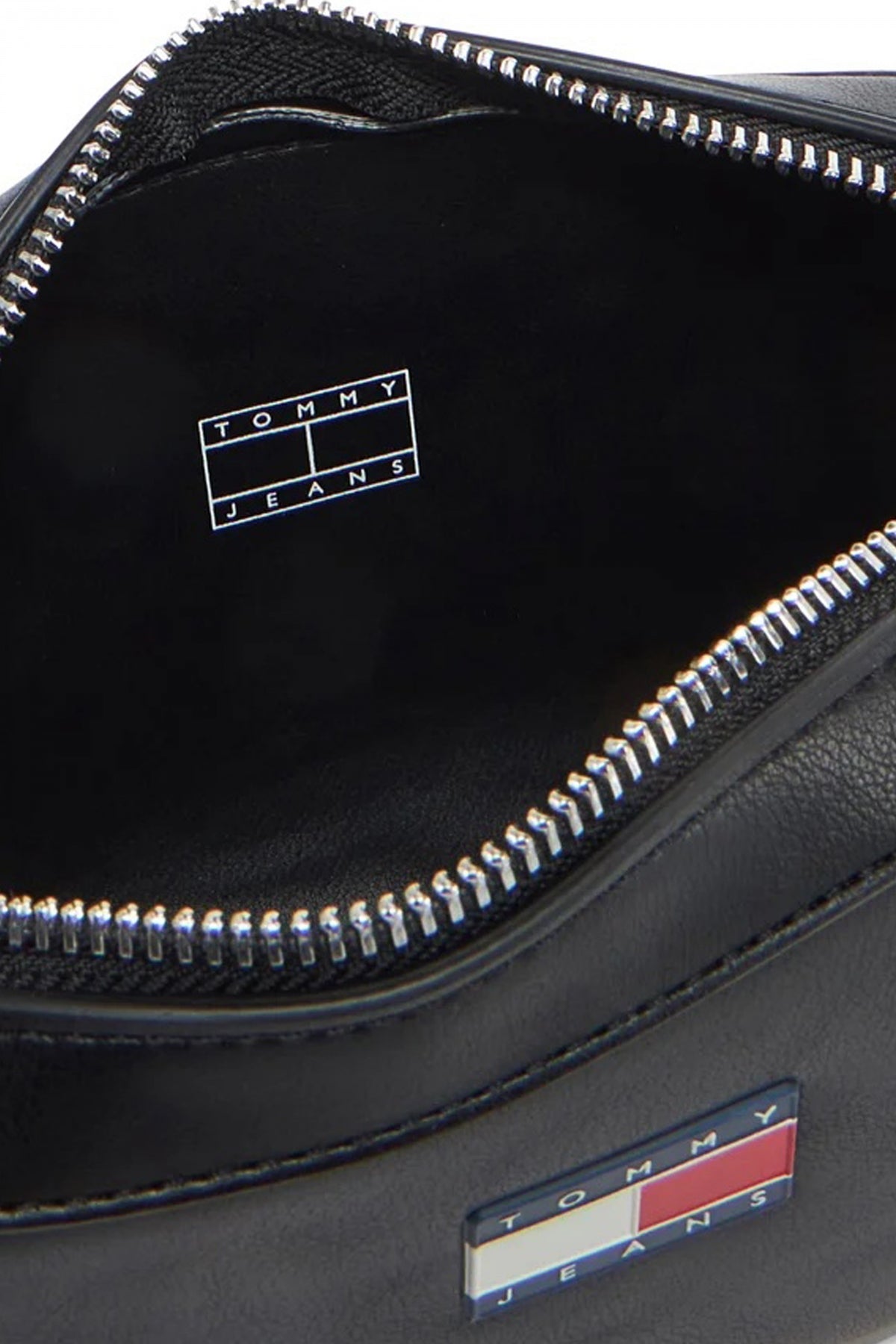 TOMMY JEANS MUST ONVERTIBLE CAMERA en color NEGRO  (3)