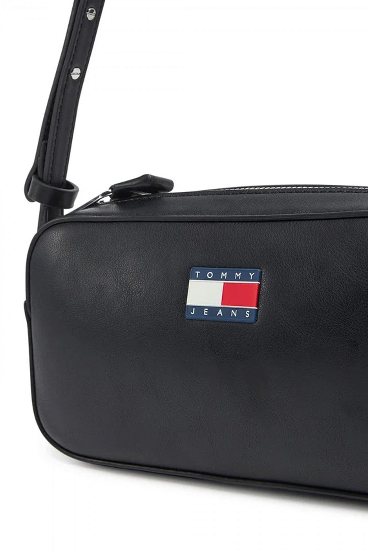 TOMMY JEANS MUST ONVERTIBLE CAMERA en color NEGRO  (4)