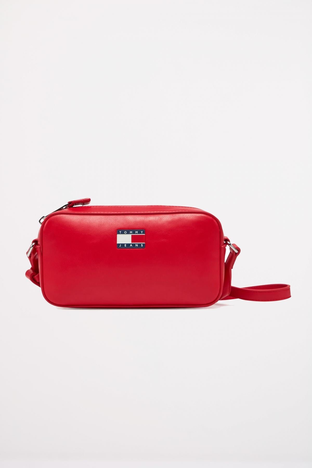 TOMMY JEANS MUST ONVERTIBLE CAMERA en color ROJO  (1)