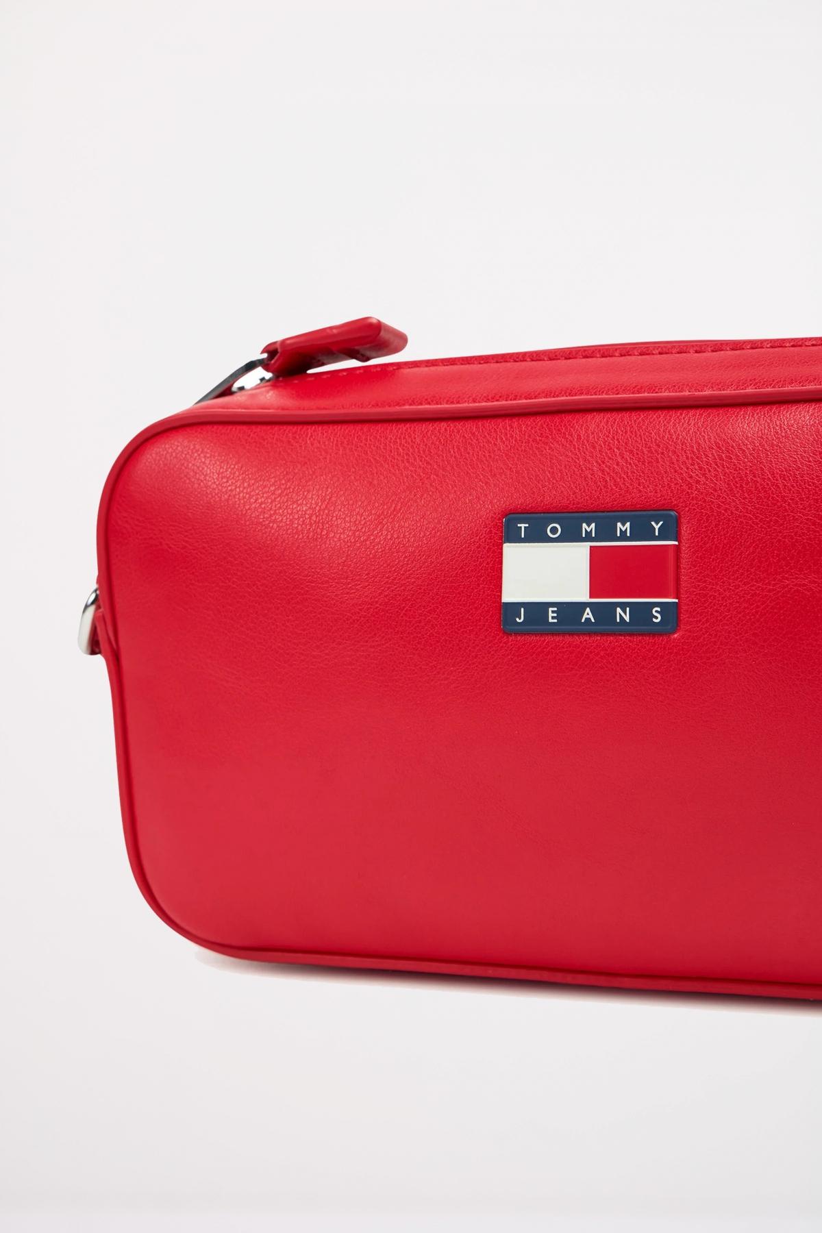 TOMMY JEANS MUST ONVERTIBLE CAMERA en color ROJO  (2)
