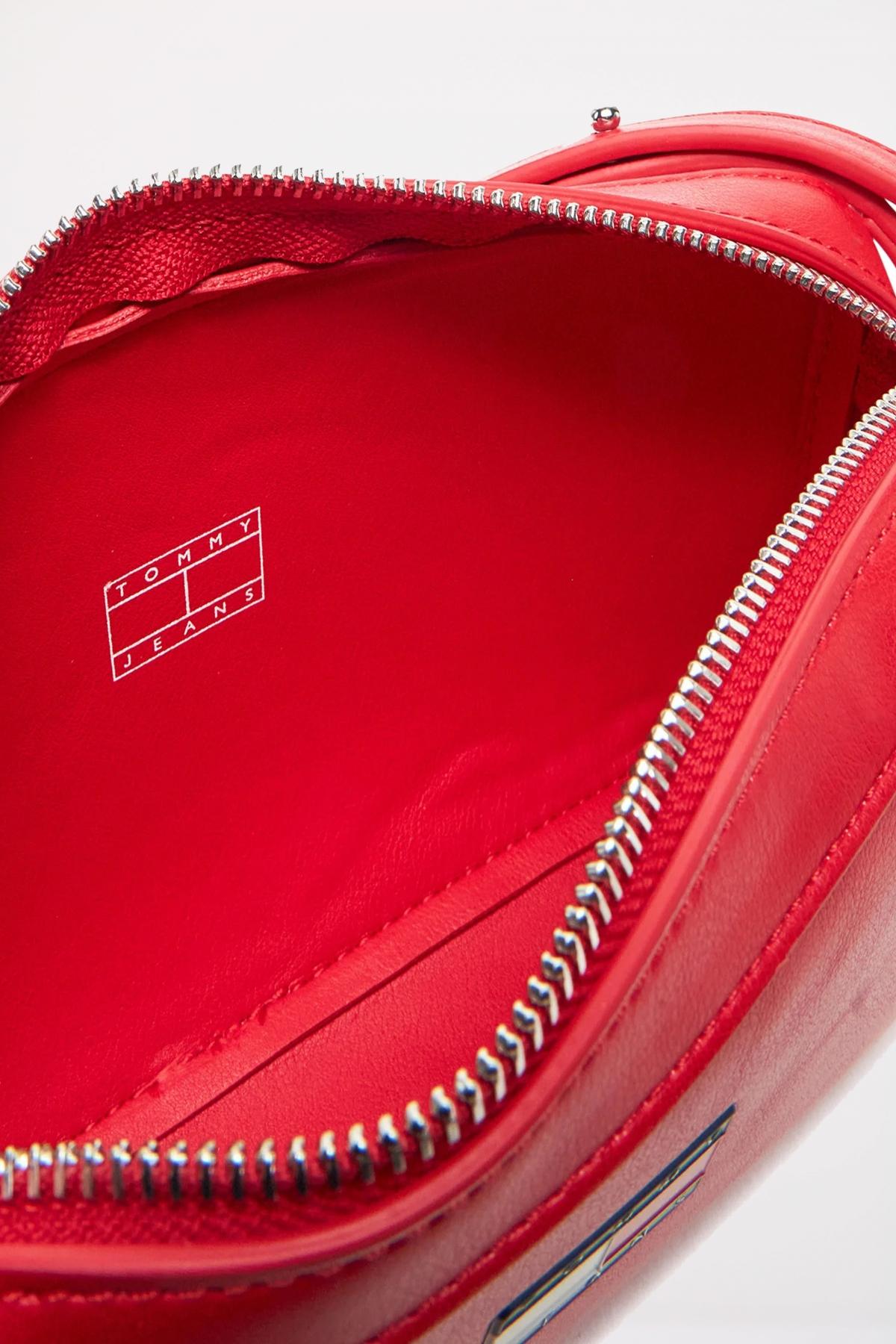 TOMMY JEANS MUST ONVERTIBLE CAMERA en color ROJO  (3)
